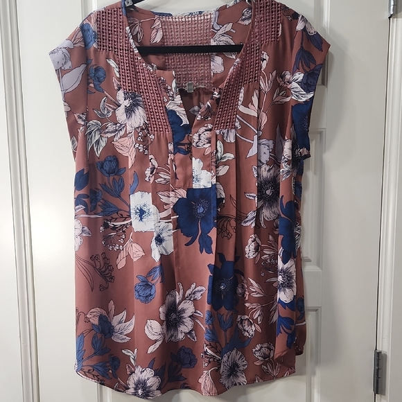 Daniel Rainn Tops - DanielRainn Women's Cap Sleeve Floral Top - 1X
